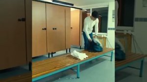 Красивый момент из сериала Прилив. Яман и Мира купаются в бассейне.