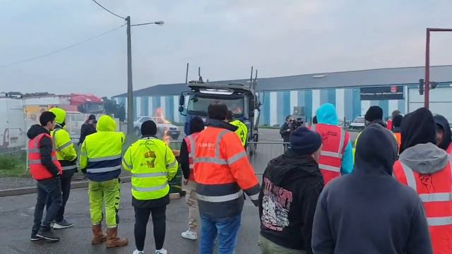 Блокировка грузовиков в порту Байонны (Франция). смотреть онлайн