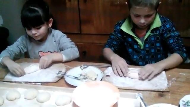 Самое вкусное тесто для пирожков.Внуки помогают делать пирожки.Матушкина кухня. смотреть онлайн