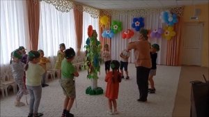 Мы вокруг березки встанем в хоровод!