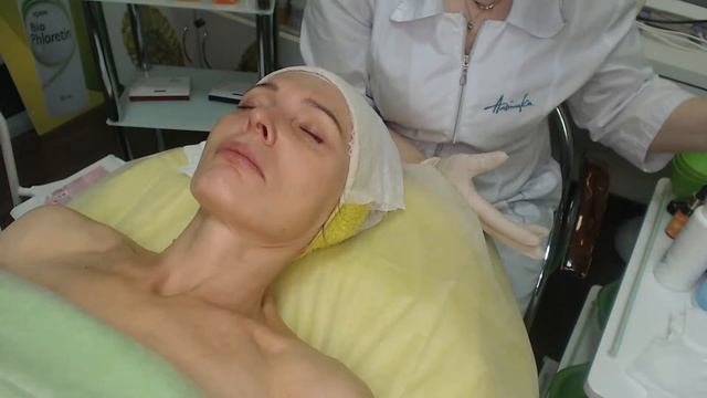 "Янтарное преображение" Мультикислотный пилинги с янтарной и гликолевыми кислотами смотреть онлайн