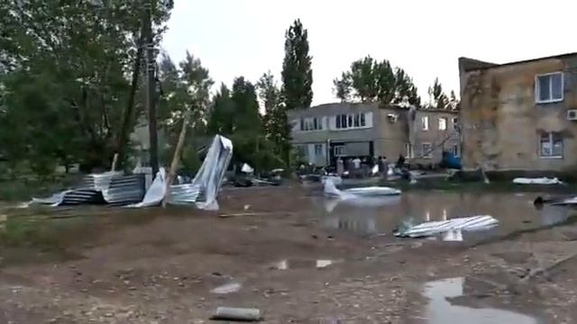 В райцентре Саратовской области шквал сорвал крыши с домов смотреть онлайн