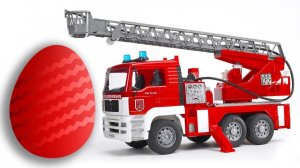 Машинка везёт РАЗНОЦВЕТНЫЕ Яйца с Сюрпризами. Достаем игрушечную Полицейскую и Пожарную машину