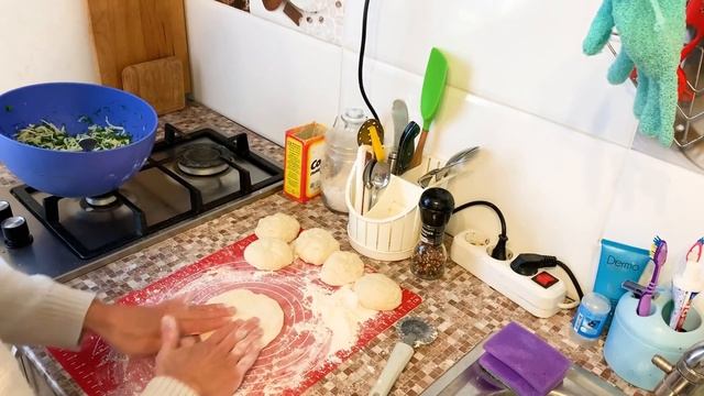 Чуду с сыром и зеленью. Лепёшки с начинкой на сухой сковороде смотреть онлайн