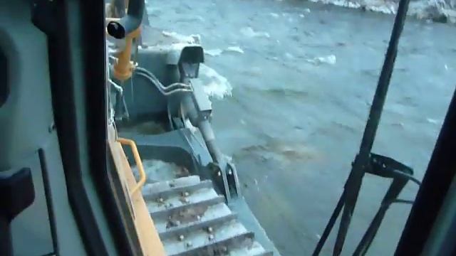 Переезжаю через речку на бульдозере. Bulldozer goes over the river смотреть онлайн