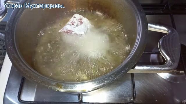 БАЛЫҚты дәмді ҚУЫРУ жолы.Балықты қуырған майға картошка салыңыз?рецепт.Жареная рыба. смотреть онлайн
