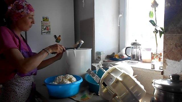 Сливочное масло из козьего молока. Сбиваем маслобойкой смотреть онлайн