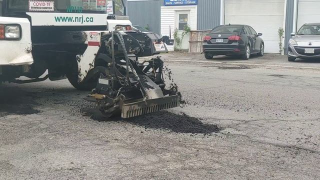 Python 5000 Pothole Patcher Road Work In Ottawa Canada смотреть онлайн