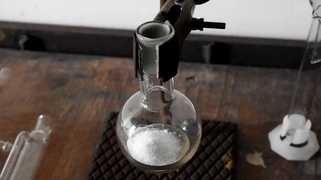 ПОЛУЧАЕМ АЗОТНУЮ КИСЛОТУ ОТ КОТОРОЙ ГОРЯТ ПЕРЧАТКИ! смотреть онлайн