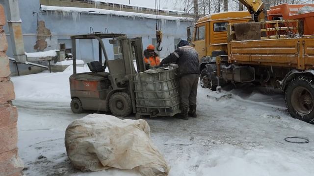 Работа Кран-борта ЗИМОЙ, грузим мешки цемента смотреть онлайн