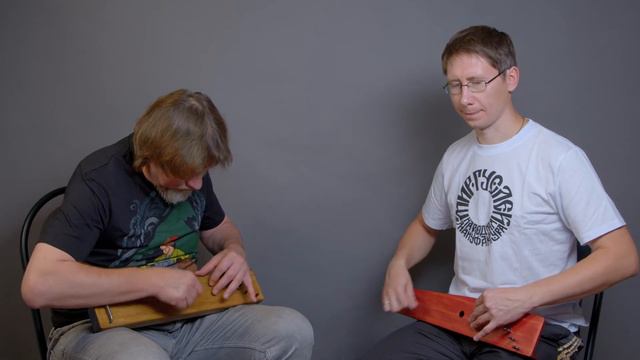 Егор Стрельников и Вячеслав Морозов играют на самых маленьких гуслях нашей мануфактуры. смотреть онлайн