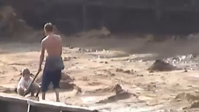 Батя катает сына на лопатах в барже с песком возле Кремля смотреть онлайн