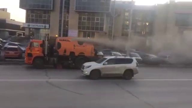 Машина для создания пыли катается по дорогам в Новокузнецке смотреть онлайн