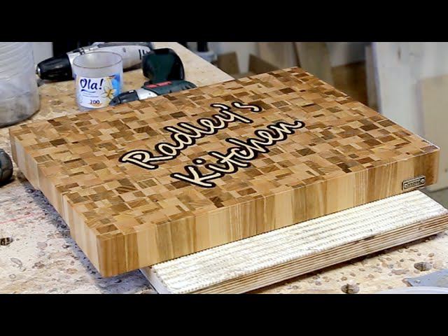 Торцевая разделочная доска с хаотичным рисунком из светлых пород древесины смотреть онлайн