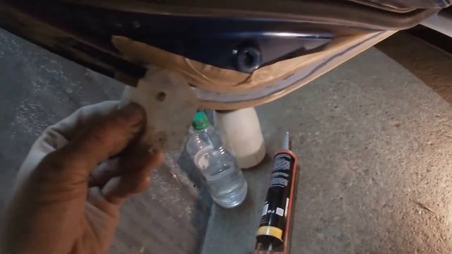 Как нанести шовный герметик на двери . Быстро и просто смотреть онлайн