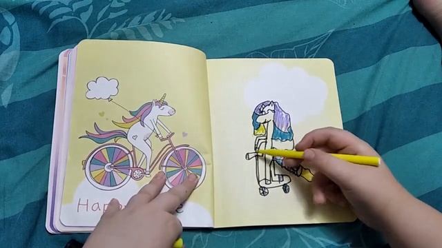 Ксю рисует пони в позитивном блокноте Волшебные единороги. 3 часть. Pony смотреть онлайн