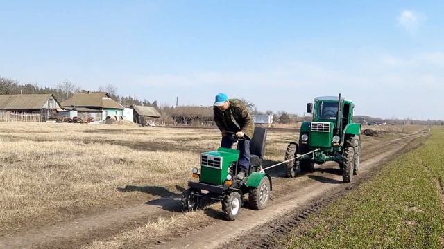 Т-40АМ против МиниТ40.  Сможет ли сдвинуть с места большой трактор???