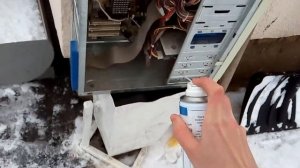Чистка компьютера сжатым воздухом. Cleaning the computer with compressed air.