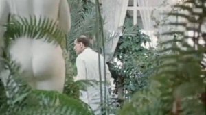 Он что, тебя трахает? Ну скажи: "Да, трахает"...