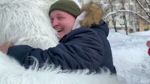 Необычное Поздравление: Когда Мужчину Удивил Белый Медведь!