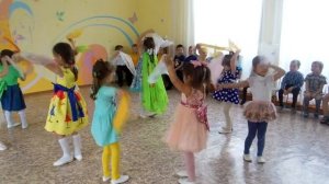 Танец с платочками в средней группе «Во поле береза стояла». Весенний утренник в детском саду.