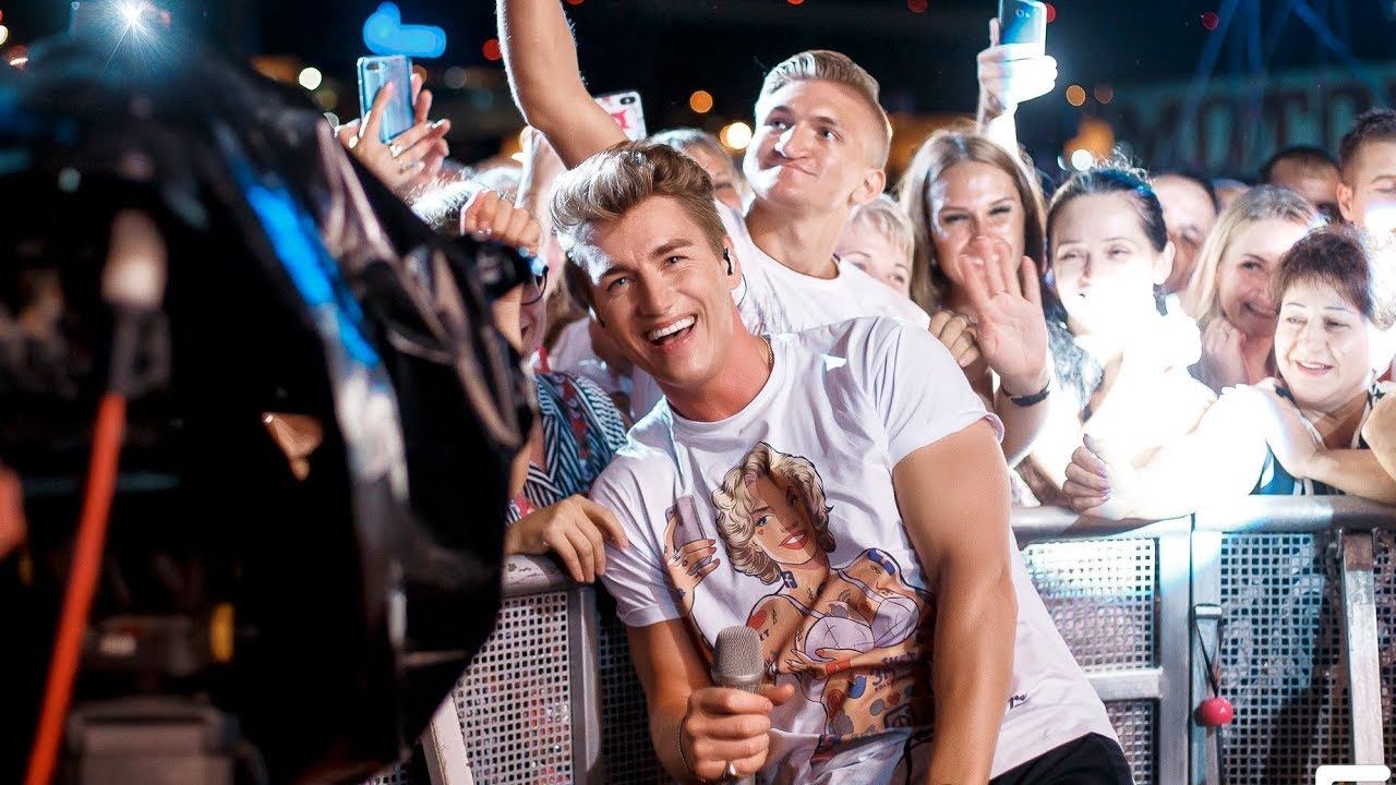 Алексей Воробьев - "Я тебя люблю" "Сумасшедшая" и "Самая красивая" на Дискотеке МУЗ ТВ 2018 смотреть онлайн