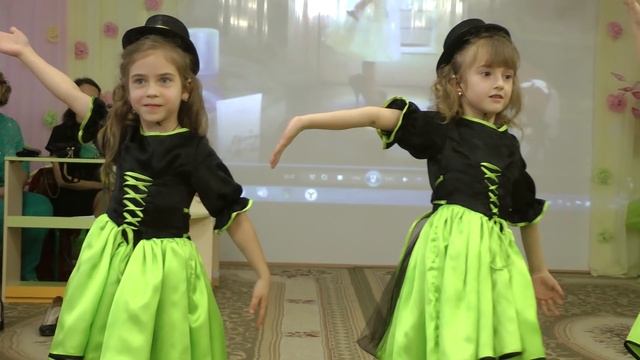 Танец маленьких модниц на утреннике 8 Марта 2017 в старшей группе Муз рук Максюта Г В смотреть онлайн