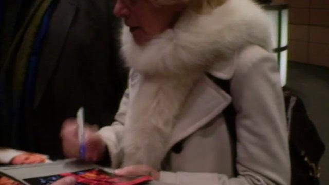 Helen Mirren signing autographs in Berlin смотреть онлайн