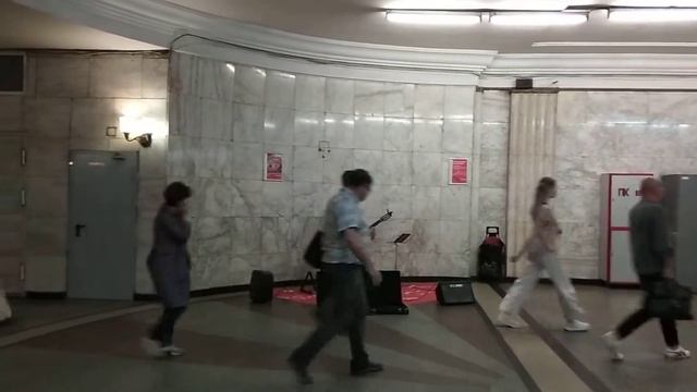 Москва 352 - в переходе подземки на районе станции метро отрадное летом днем смотреть онлайн