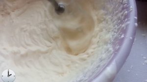 Готовим масло из домашней сметаны за 6 минут.