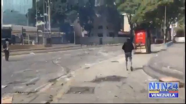 ️Демонстранты в Каракасе закидывают карателей Мадуро камнями и бутылками смотреть онлайн
