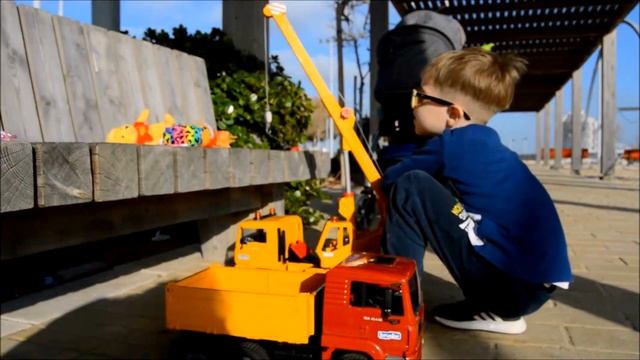 Смешное видео для детей Детская площадка Машина Брудер Funny video for kids Playground BRUDER TOYS смотреть онлайн