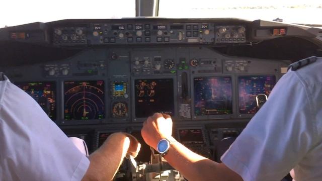 [TUI Belgium] Cockpit view Landing at Lyon-Saint Exupéry airport (LYS/LFLL) смотреть онлайн