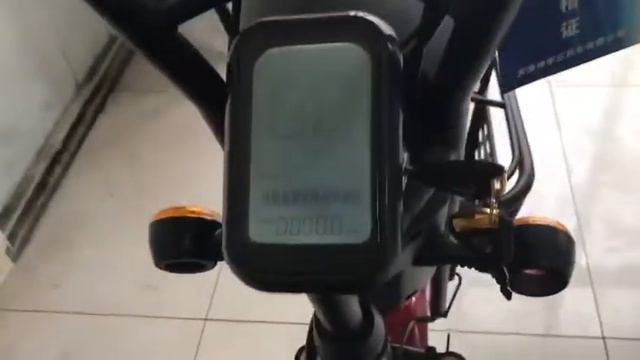 Демонстрация возможностей трехколесного электроскутера Electrowin TES-121. Проверка амортизатора. смотреть онлайн