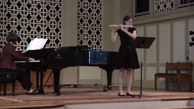 Beautiful Flute Player Performs Minuet from L'Arlesienne by Georges Bizet смотреть онлайн