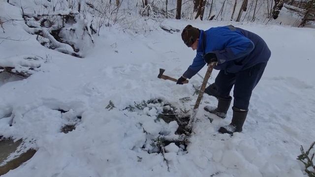 показываю технологию добычий ручейника для рыбалки. смотреть онлайн