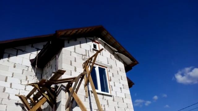 Подшивка свеса крыши, водосточка, леса. смотреть онлайн