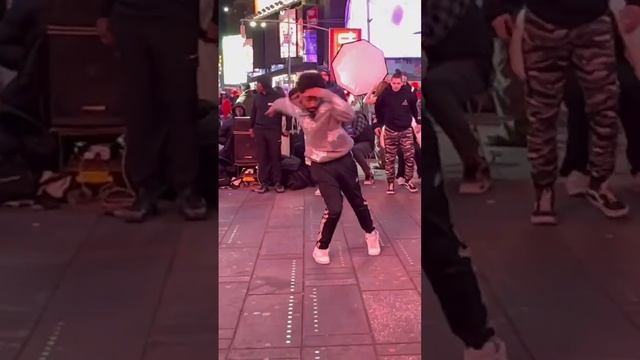 Times Square street breakdancing 917 #newyorksquare #manhattan #shots #newyorkcity смотреть онлайн