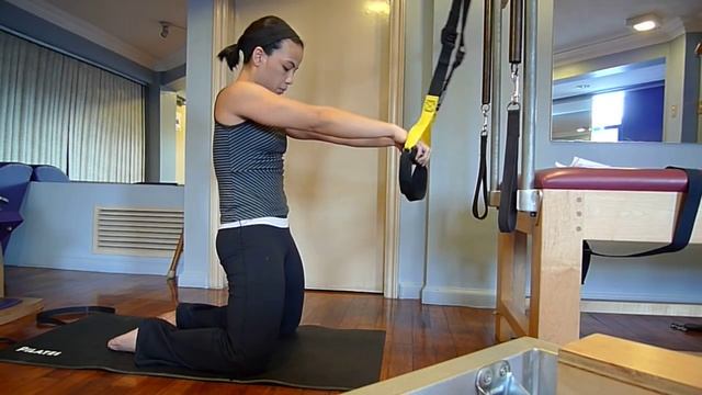 005 TRX Thigh Stretch.MOV смотреть онлайн