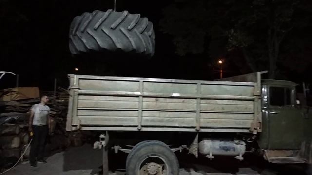 Как загрузить шину от комбайна на Зил Шиномонтаж Лайфхак смотреть онлайн