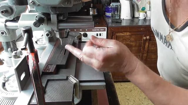 Фрезерование в подставке центрального паза для верхов(видео №333). смотреть онлайн