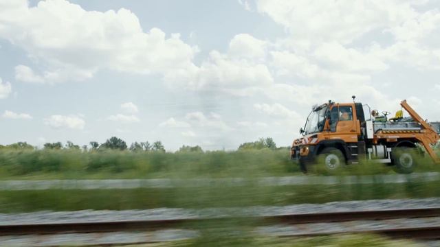Der Mercedes-Benz Unimog ist im Bauhof Schwadorf das ganze Jahr im Einsatz. смотреть онлайн