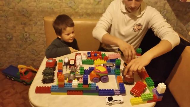 Игра машинками в автомобильном городе с Кирюшей смотреть онлайн
