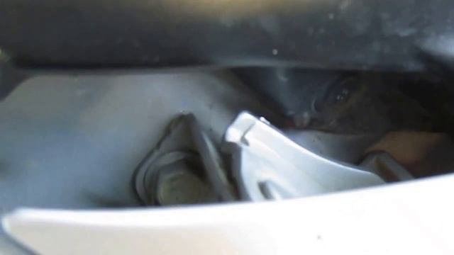 скрип петли капота авео