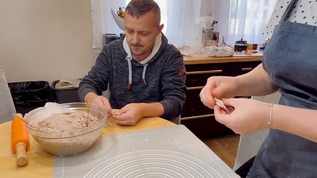 Лепим пельмени всей семьей 🤣