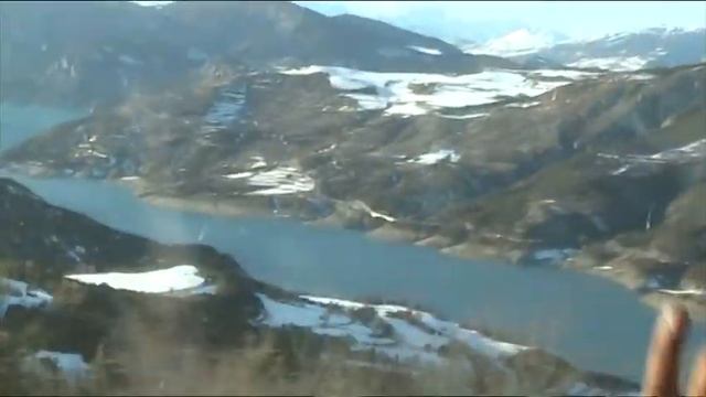 En route pour le centre : vue sur le lac de Serre Poncon смотреть онлайн