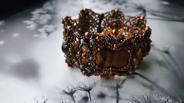 Браслет "Осенний блюз" из бисера и тигрового глаза (плетение) смотреть онлайн