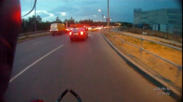 Скутер, встрял в пробке, опасный маневр. Scooter, jamming, close call смотреть онлайн