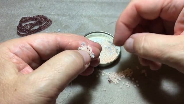 Новая жизнь бусам. Процесс создания мохнатого жгута с пайетками. смотреть онлайн