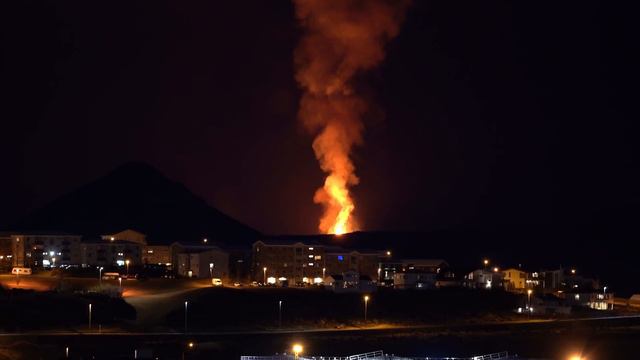 Volcano iceland two unbelievably huge monster sized lava fountains,biggest since the eruption star смотреть онлайн
